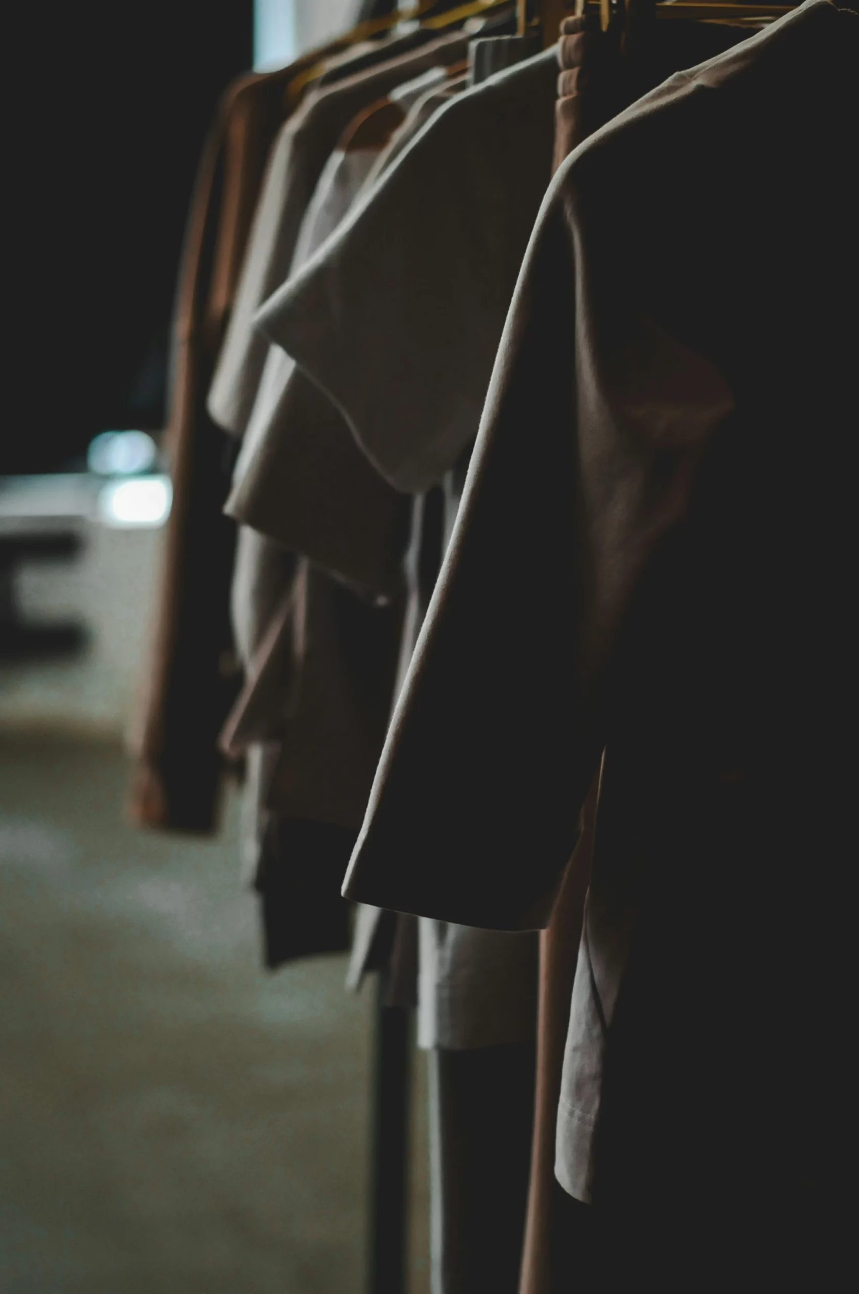 Plusieurs veste en ne voyant que le coter gauche, photo assez foncé et sombre.